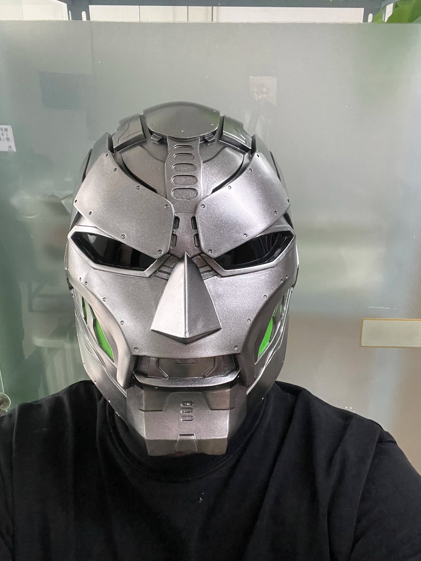 Doctor Doom-masker – metalen zilverkleurige helm met hoekig groen ontwerp