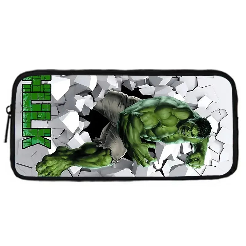 Hulk-etui - volledig lichaam tegen een witte muur met verticale tekst
