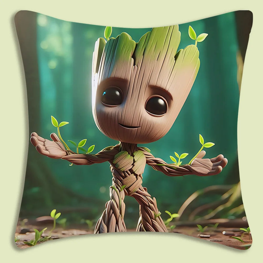 Baby Groot-kussenhoes - met uitgestrekte armen in een groen bos