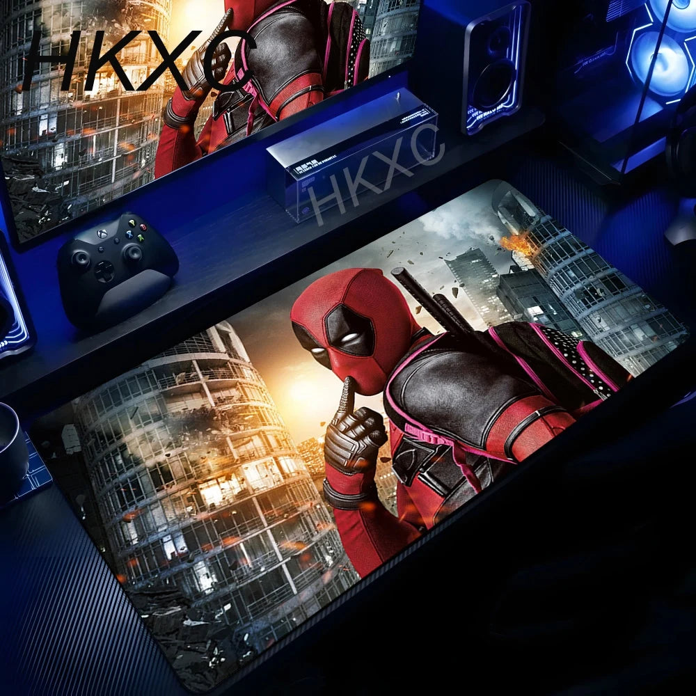 Marvel Deadpool-muismat - vinger voor de mond in een brandende stad