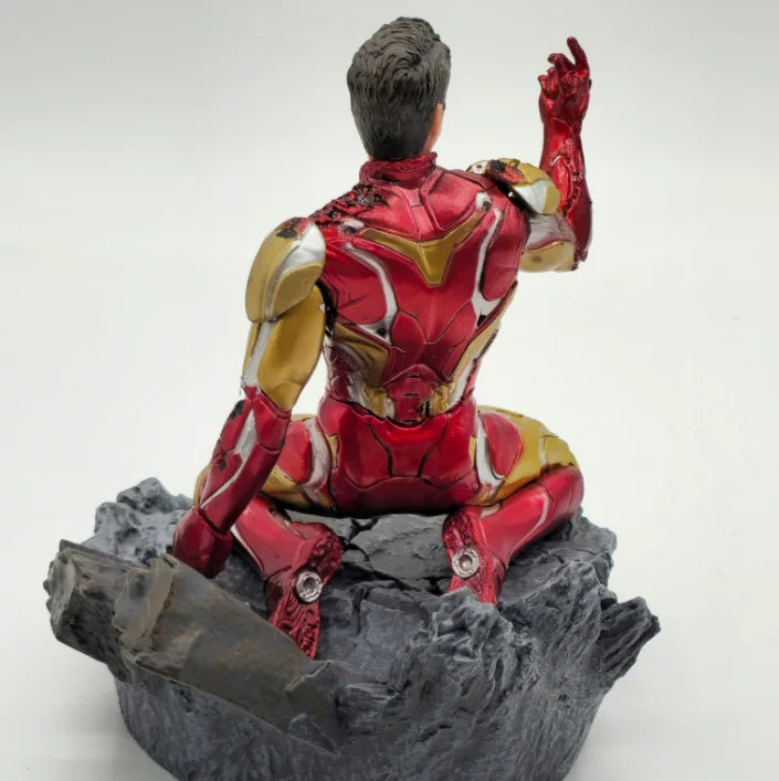 Iron Man MK85-beeld - Tony Stark knipt met zijn vingers op puin