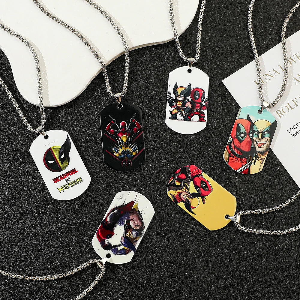 Militaire plaatjesketting Deadpool & Wolverine - Lachende selfie in stripstijl