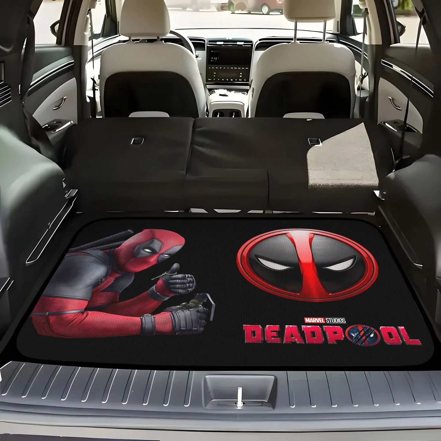Deadpool-kofferbakmat voor de auto - Zittend met opgestoken duim en Marvel-logo