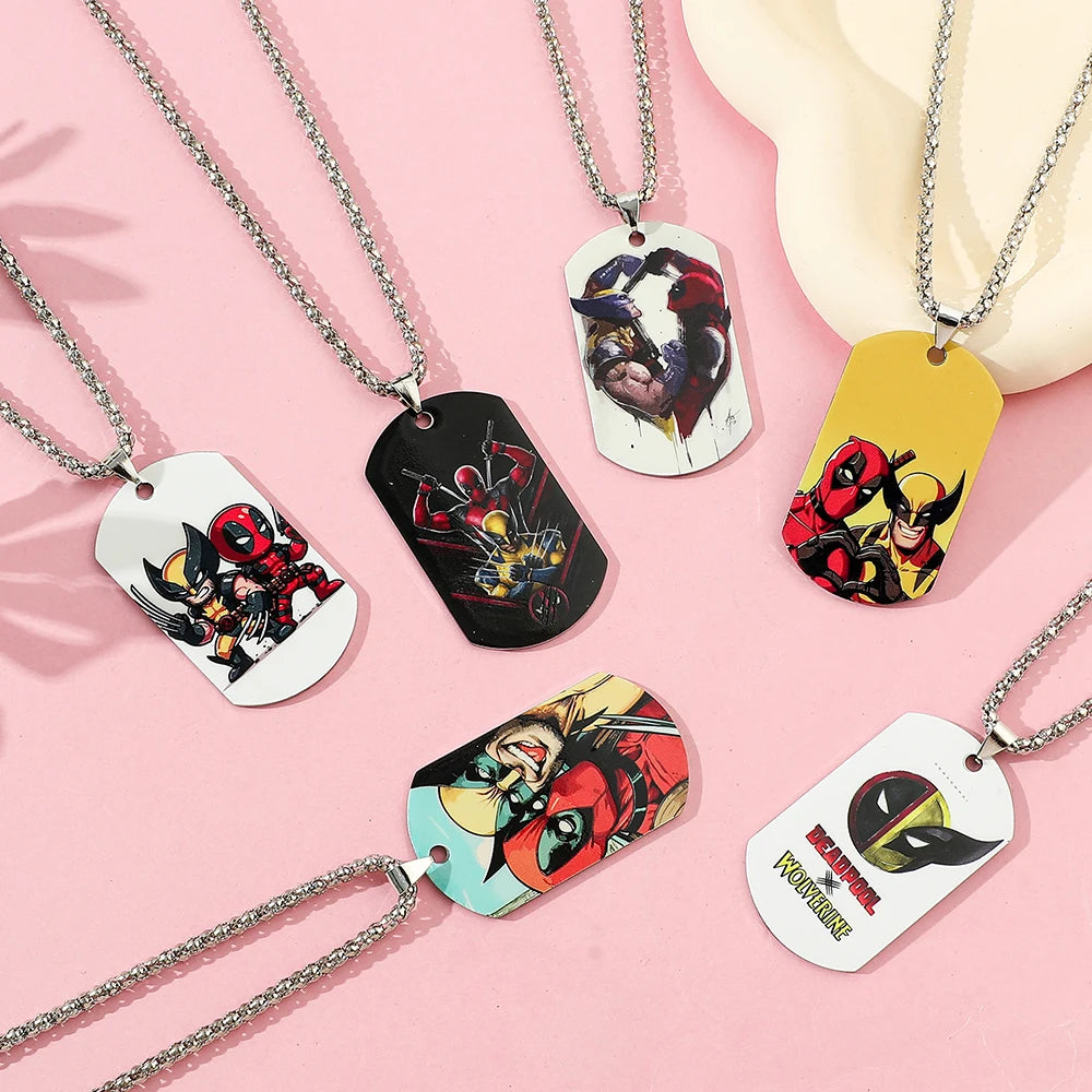 Militaire plaatjesketting Deadpool & Wolverine - Lachende selfie in stripstijl