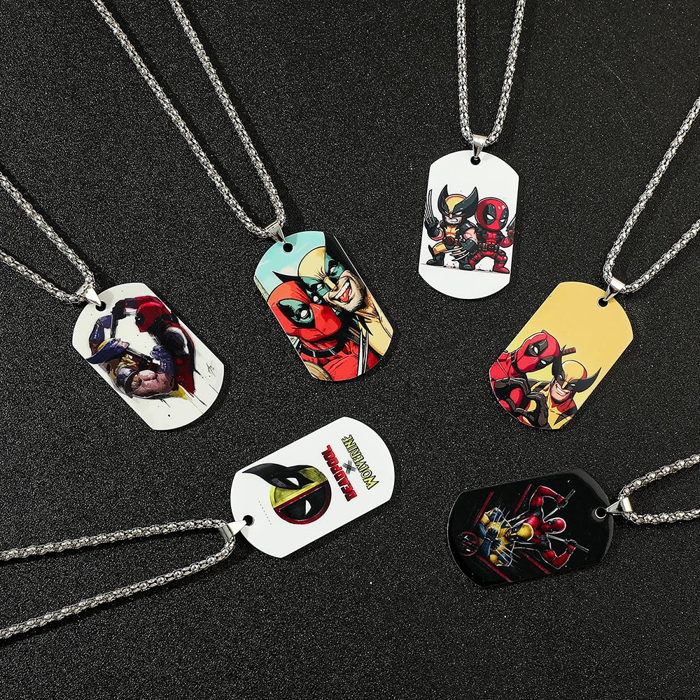 Militaire plaatjesketting Deadpool & Wolverine - Lachende selfie in stripstijl