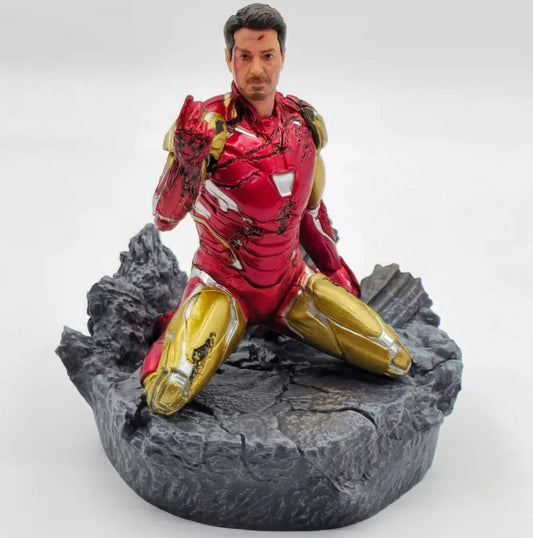 Iron Man MK85-beeld - Tony Stark knipt met zijn vingers op puin