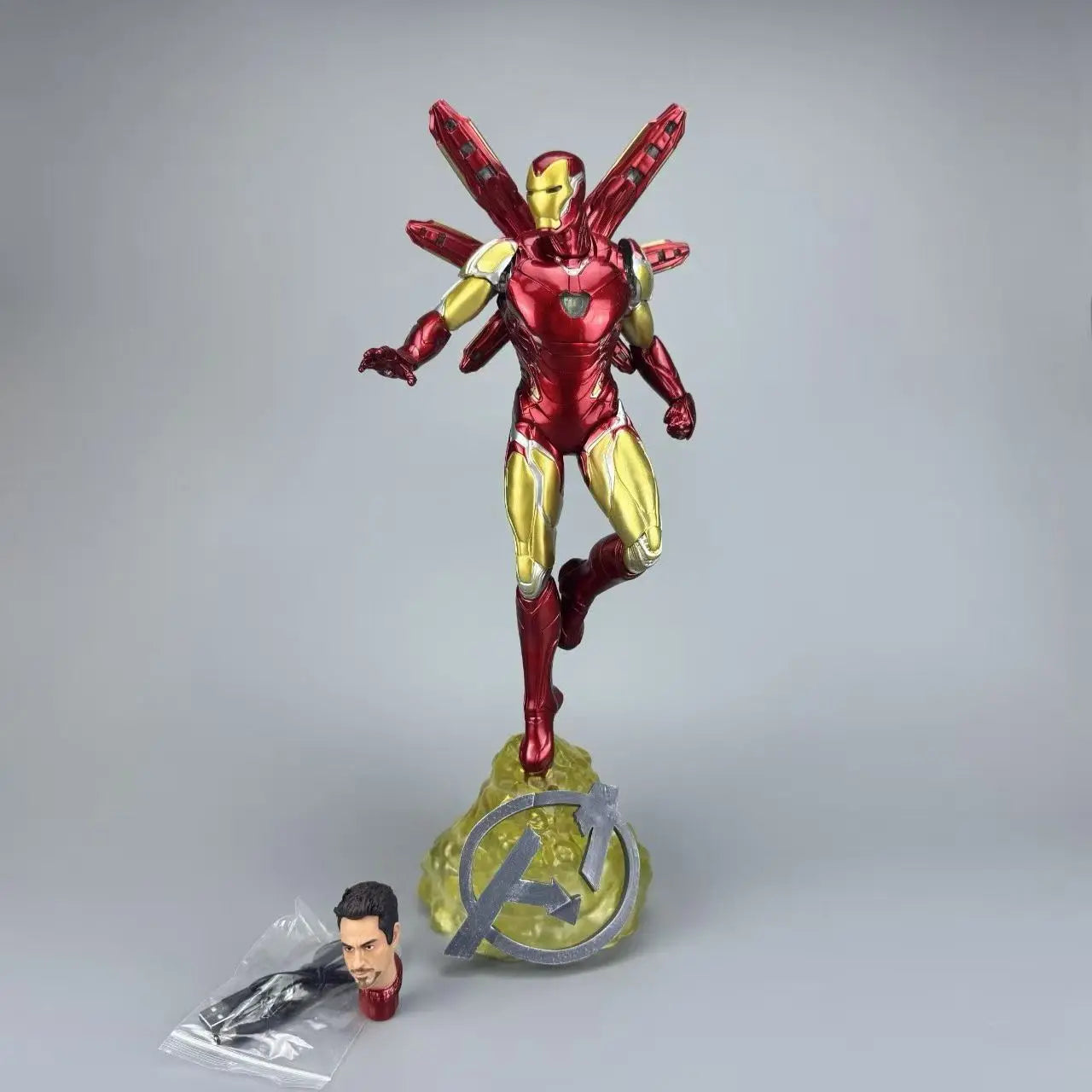 Iron Man-beeld met twee ledhoofden - Avengers-nachtelijke skyline