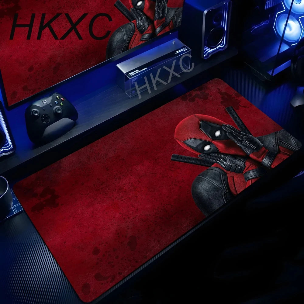 Marvel Deadpool-muismat - Zittend op donkerrode achtergrond