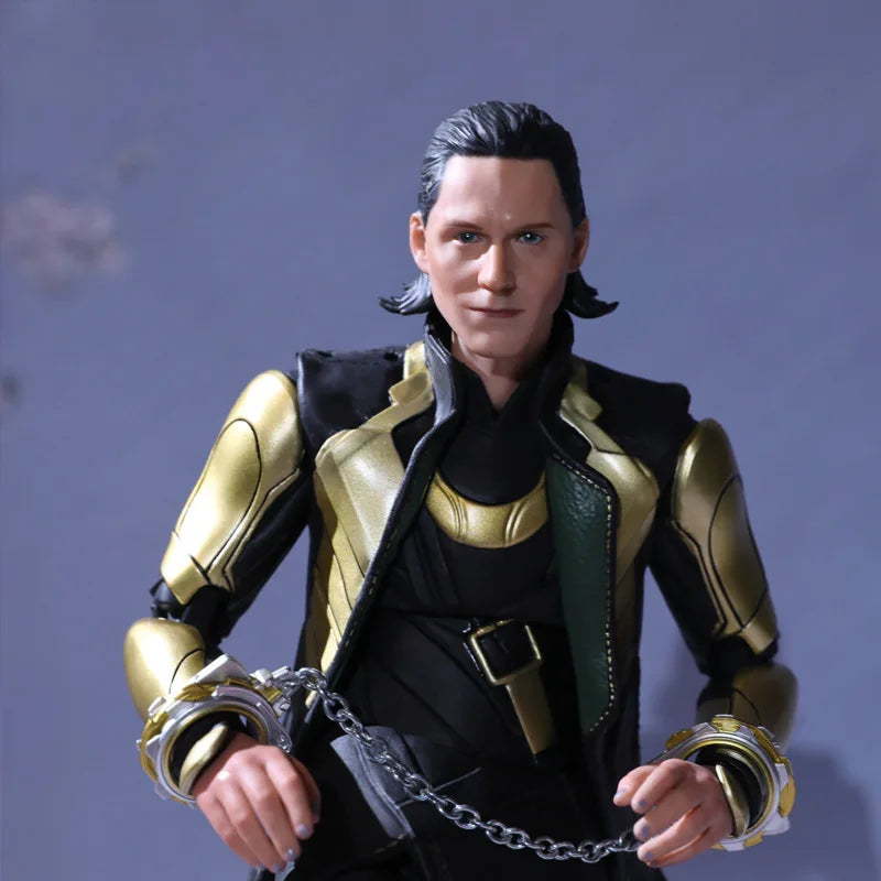 Loki 1/7 Deluxe Marvel-figuurtje - helm, scepter en verwisselbare handen