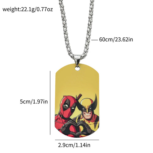 Militair plaatjeshangertje Deadpool & Wolverine – hart, handen, gele achtergrond