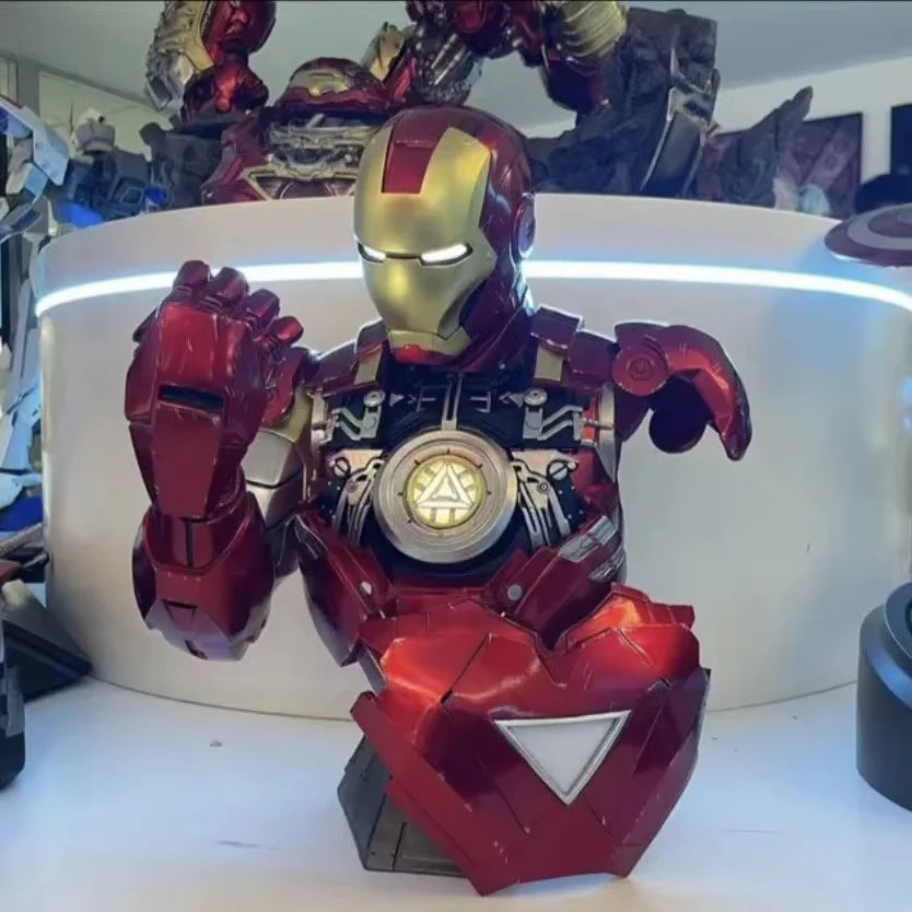 Verlicht Avengers Iron Man-buste - Close-up van beschadigd gezicht