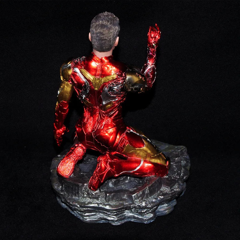 Iron Man-figuurtje – beschadigd MK85-harsbeeld in knielende pose