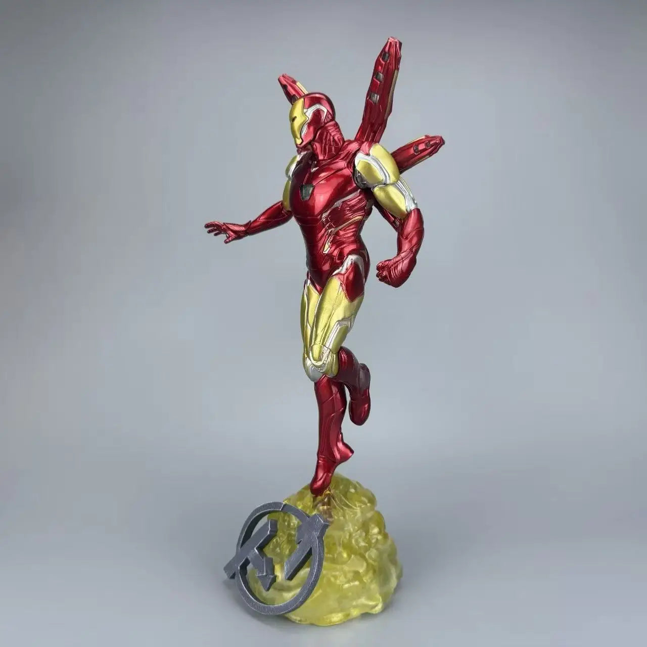 Iron Man-beeld met twee ledhoofden - Avengers-nachtelijke skyline
