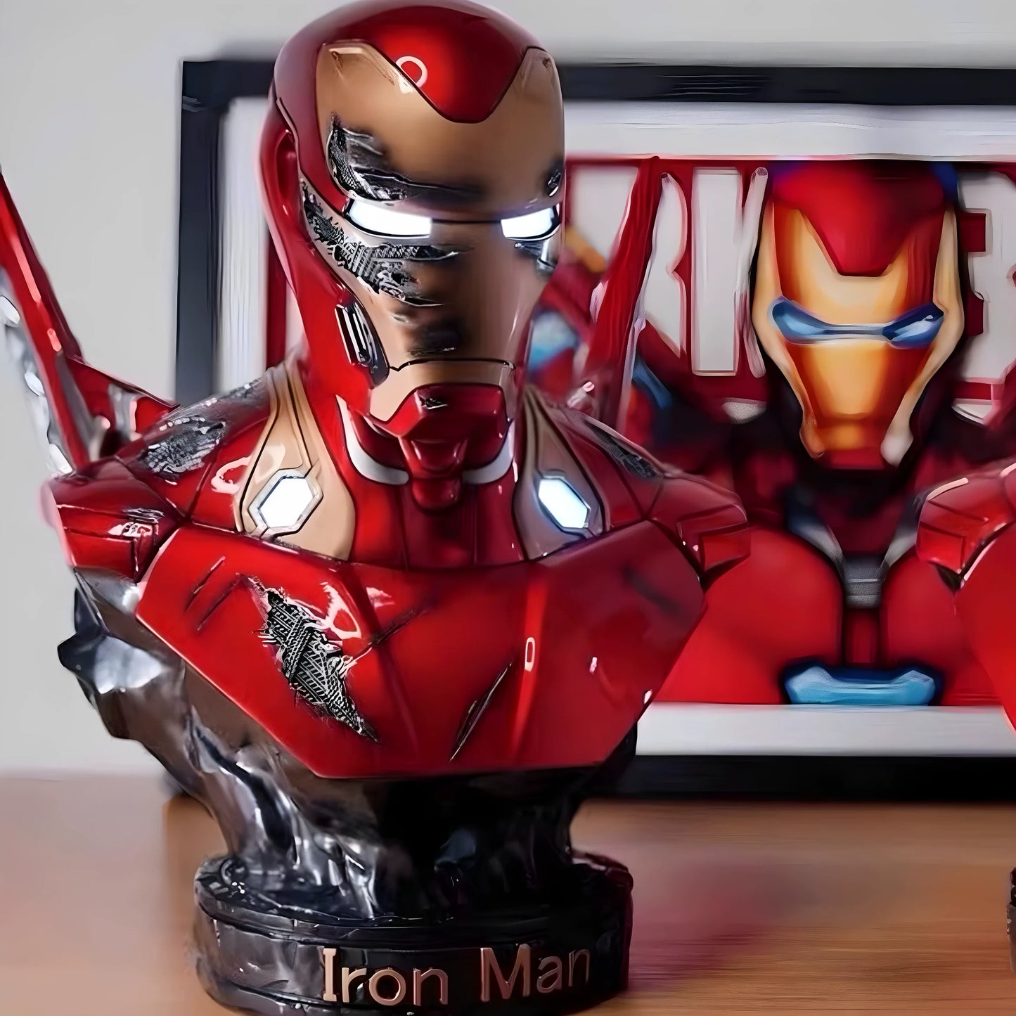 Verlicht Avengers Iron Man-buste - Close-up van beschadigd gezicht
