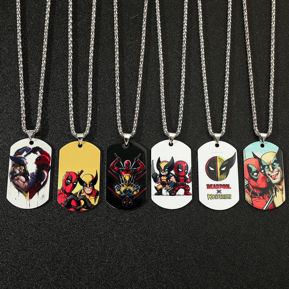 Militaire plaatjesketting Deadpool & Wolverine - Lachende selfie in stripstijl