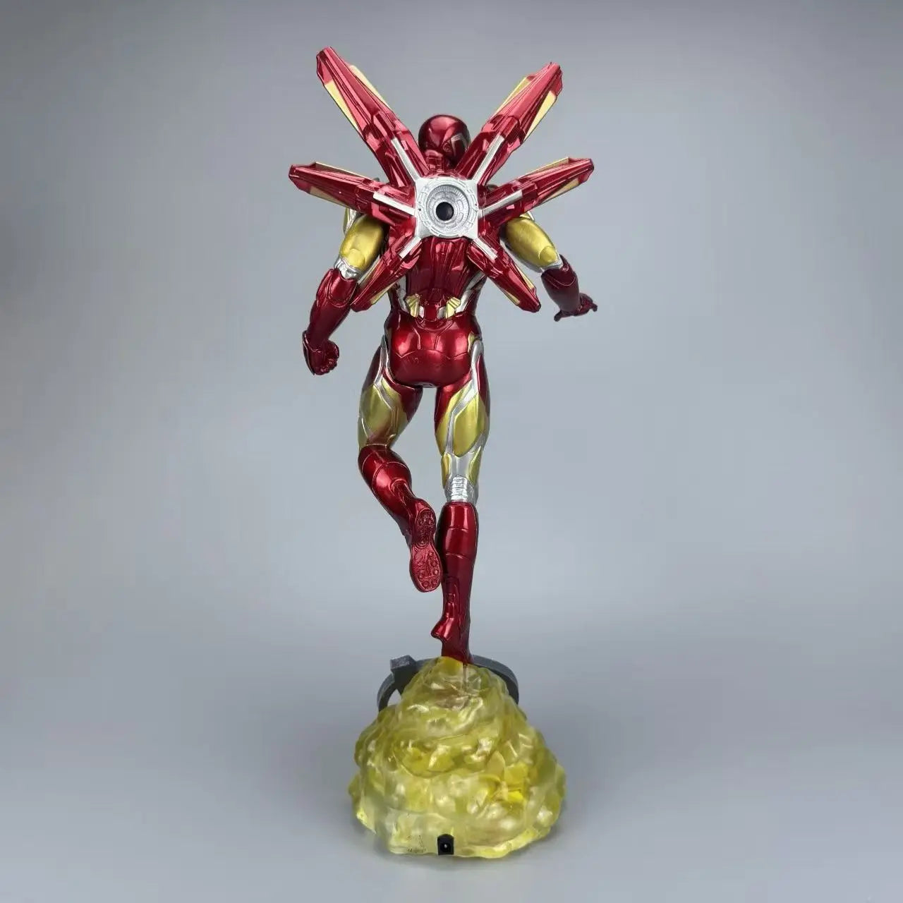 Iron Man-beeld met twee ledhoofden - Avengers-nachtelijke skyline