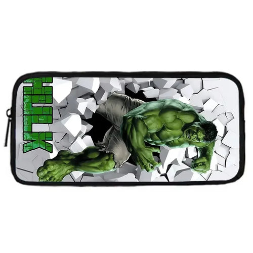 Hulk-etui - volledig lichaam tegen een witte muur met verticale tekst