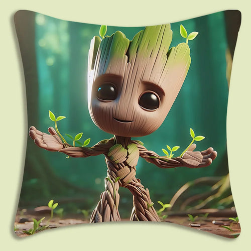 Baby Groot-kussenhoes - met uitgestrekte armen in een groen bos