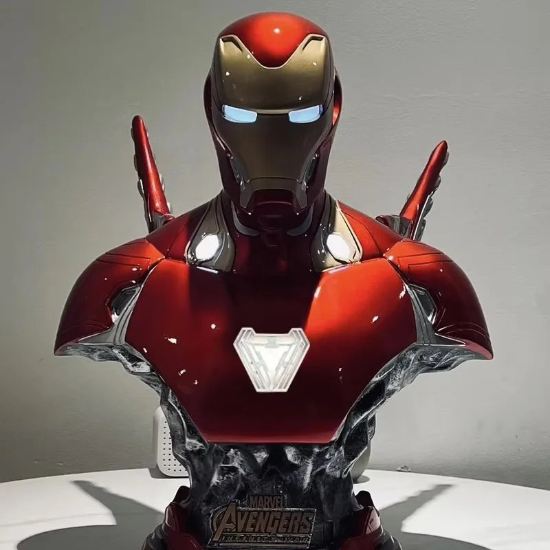 Verlicht Avengers Iron Man-buste - Close-up van beschadigd gezicht