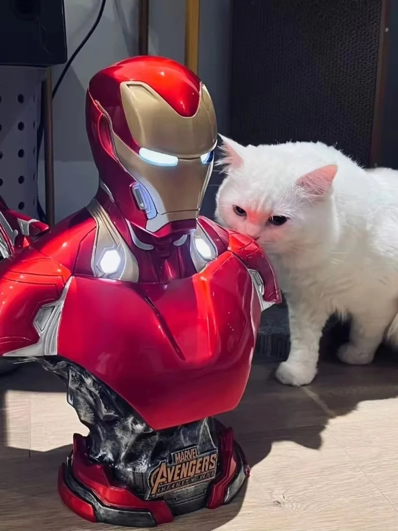 Verlicht Avengers Iron Man-buste - Close-up van beschadigd gezicht