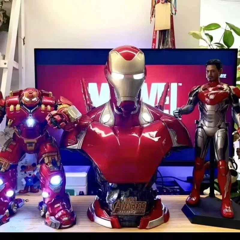 Verlicht Avengers Iron Man-buste - Close-up van beschadigd gezicht